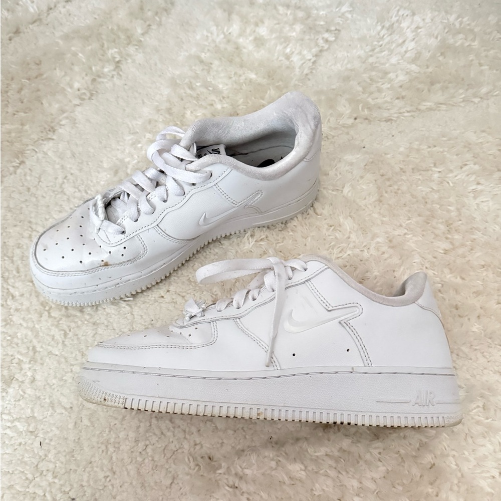 White Nike Sneakers size 8.5 will wash before sending